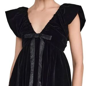 Elegant Black Velvet Dress with Bow Detail